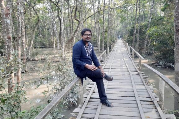 লাল নীল গুটি সুতো